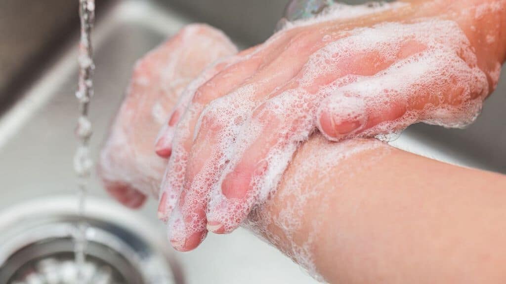 lavare le mani con il sapone