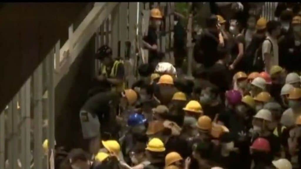 manifestanti a hong kong