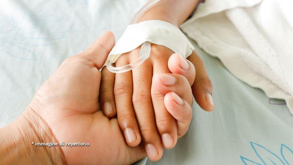 mano di bimba ricoverata in ospedale