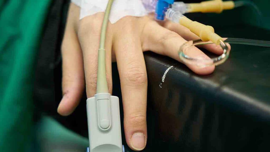mano di donna in ospedale