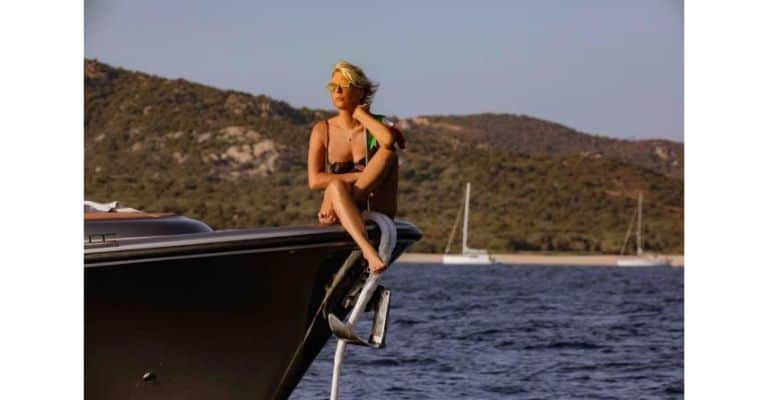 Maria De Filippi in bikini sullo yacht