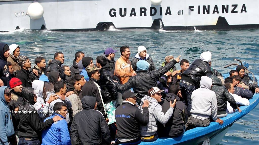 migranti a bordo di una barca