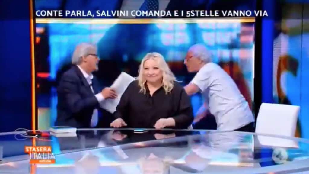 Giampiero Mughini e Vittorio Sgarbi con la sedia in mano