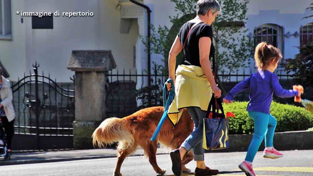nonna con cane e bambina