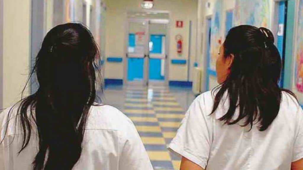 colleghe di spalle in ospedale
