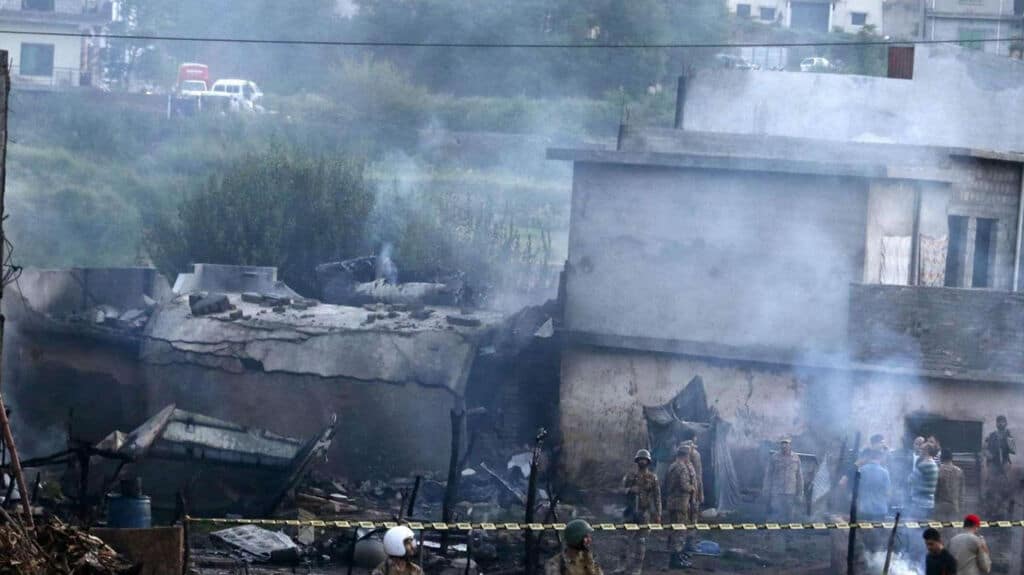 pakistan - devastazione dopo la caduto dell'aereo