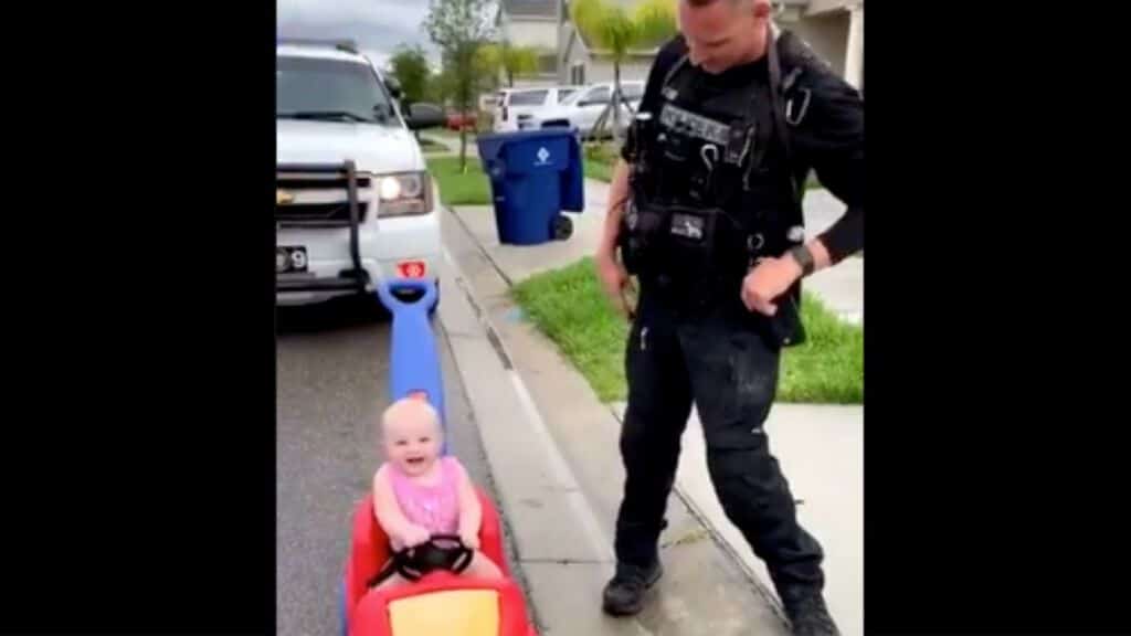 papà poliziotto ferma figlia in macchinina a pedali