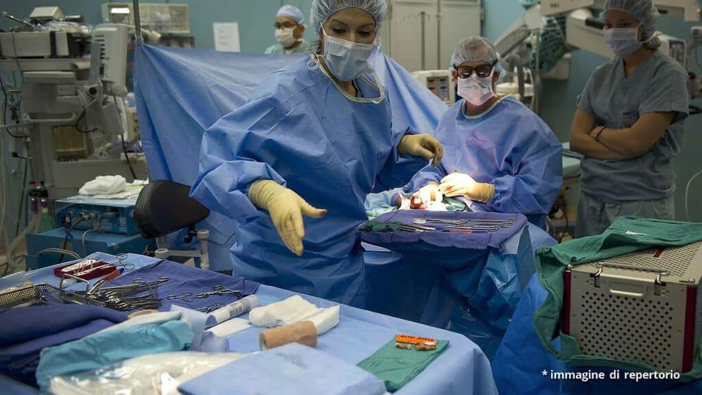 medici eseguono un'operazione in ospedale su un paziente