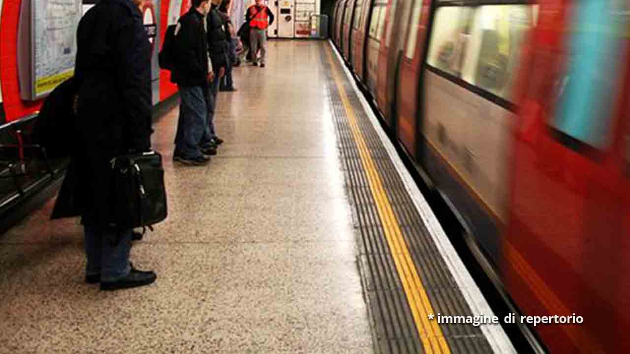 persone alla metro