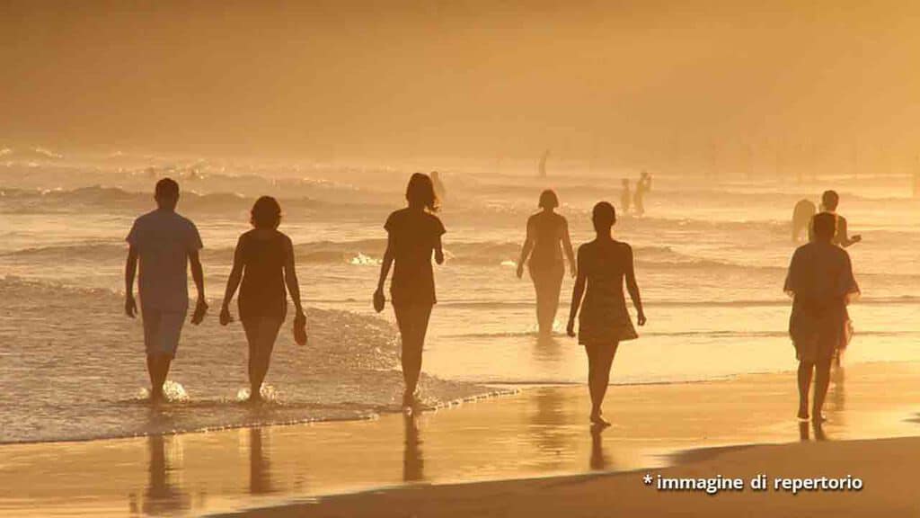 persone in spiaggia
