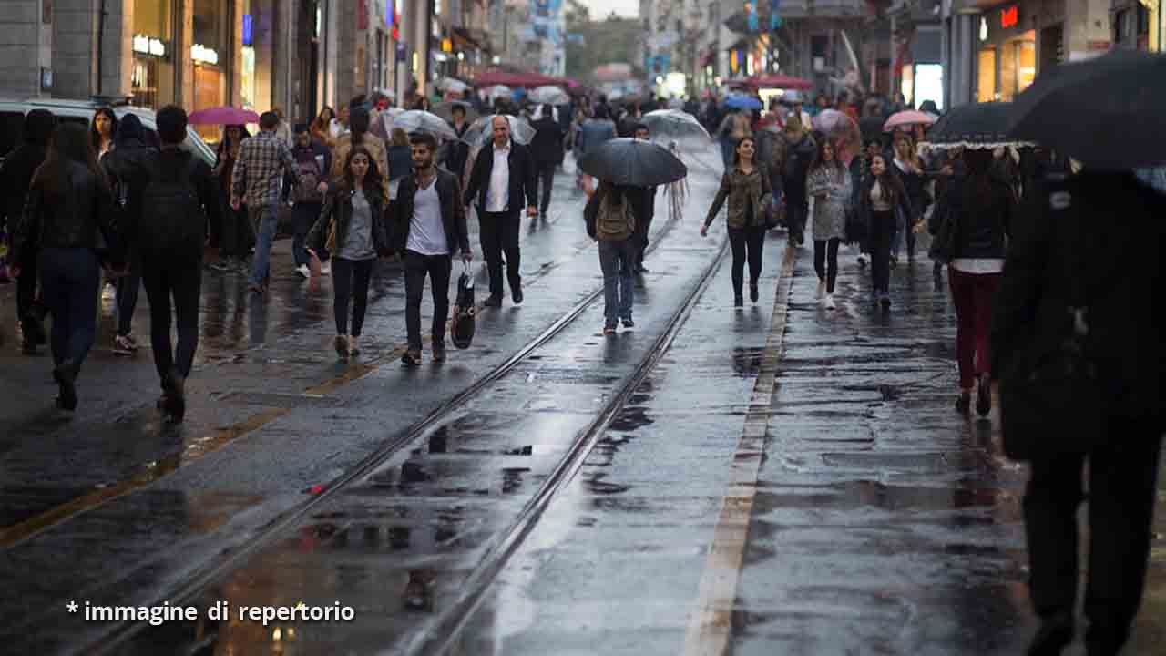 persone in strada sotto la pioggia