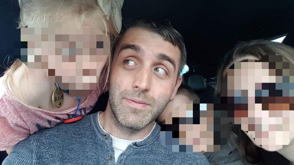 Phillip Herron con i suoi 3 figli in automobile