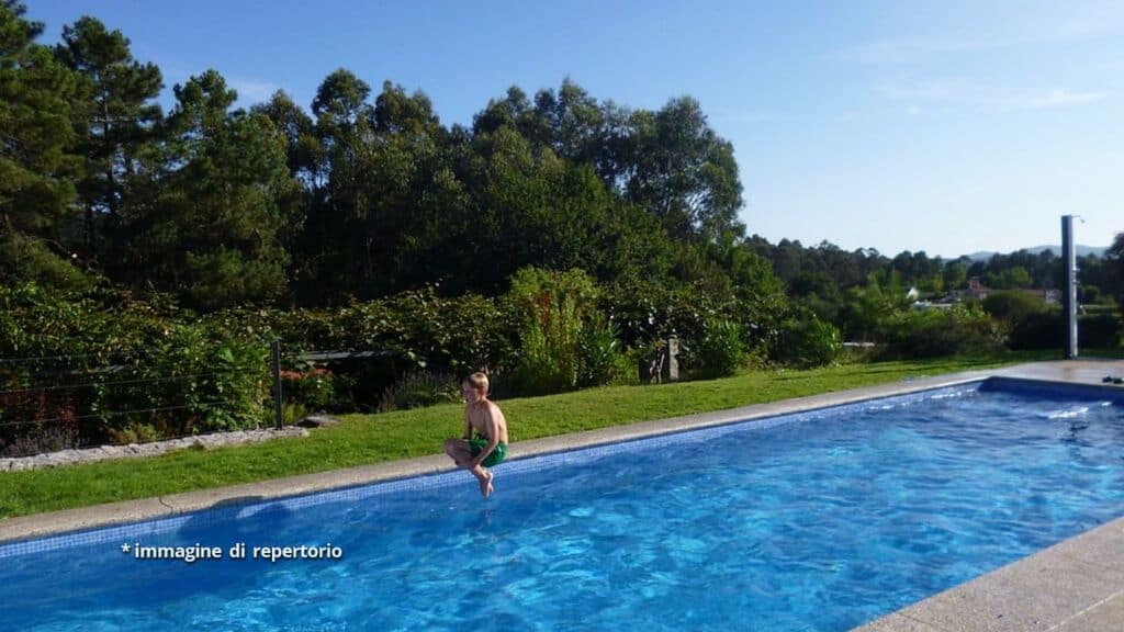 bimbo che si tuffa in piscina