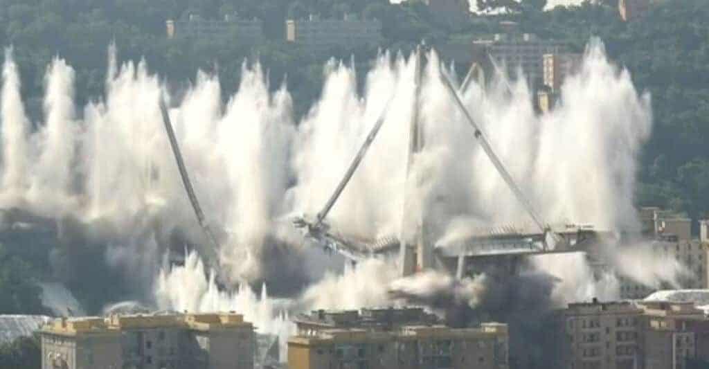 ponte morandi durante l'implosione