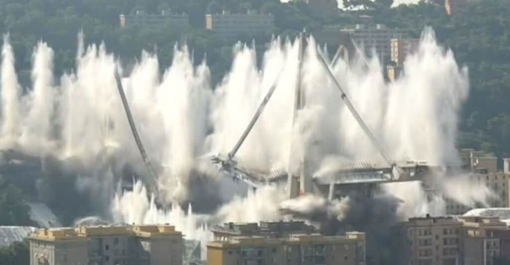 ponte morandi durante l'implosione