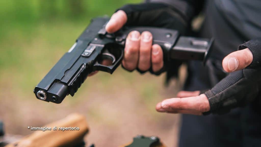 uomo con pistola in mano