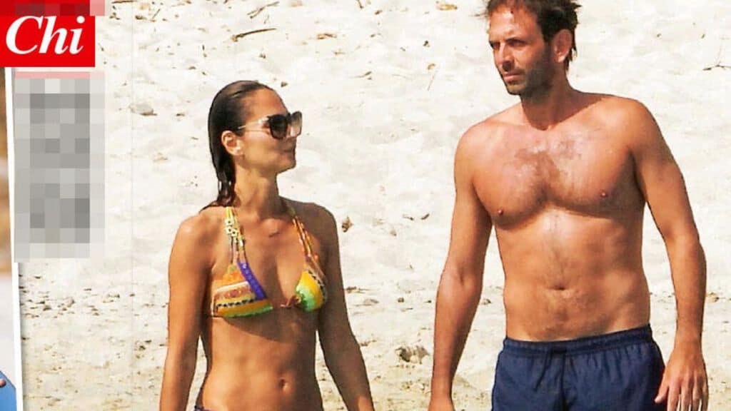 anna safroncik e matteo mammì in riva alla spiaggia