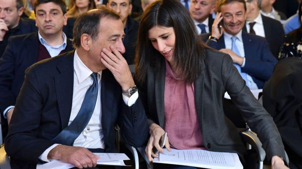 sala e appendino durante una conferenza