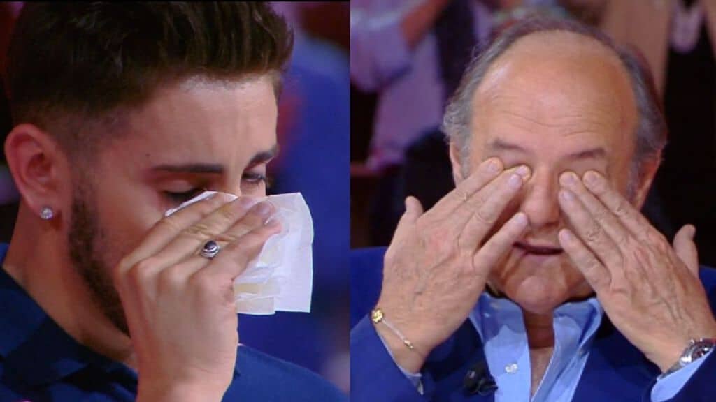 nicolò scalfi mentre piange insieme a gerry scotti