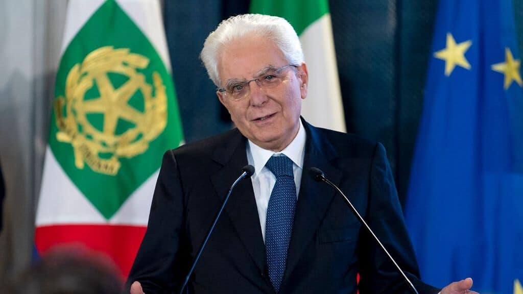 sergio mattarella mentre parla