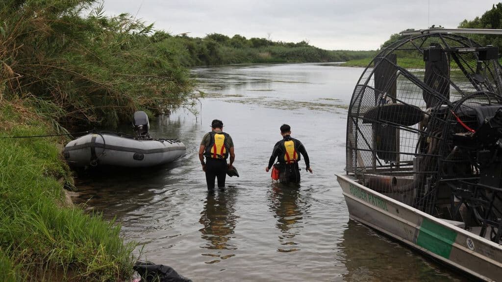 sommozzatori nelle acque del rio grande