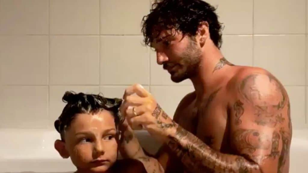 stefano de martino nudo nella vasca da bagno con santiago