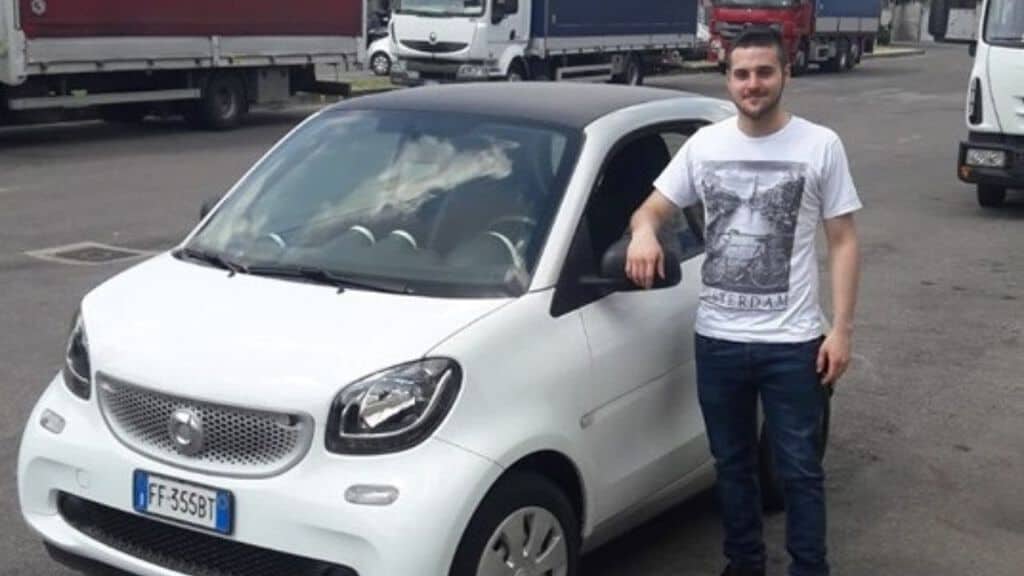 stefano marinoni fotografato vicino alla sua smart bianca