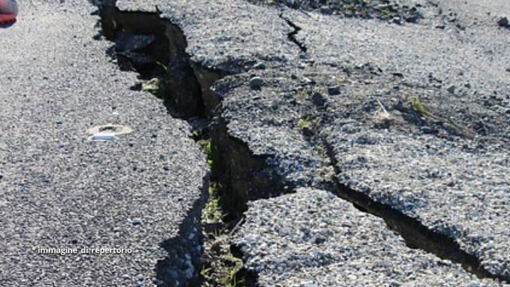 strada distrutta da terremoto