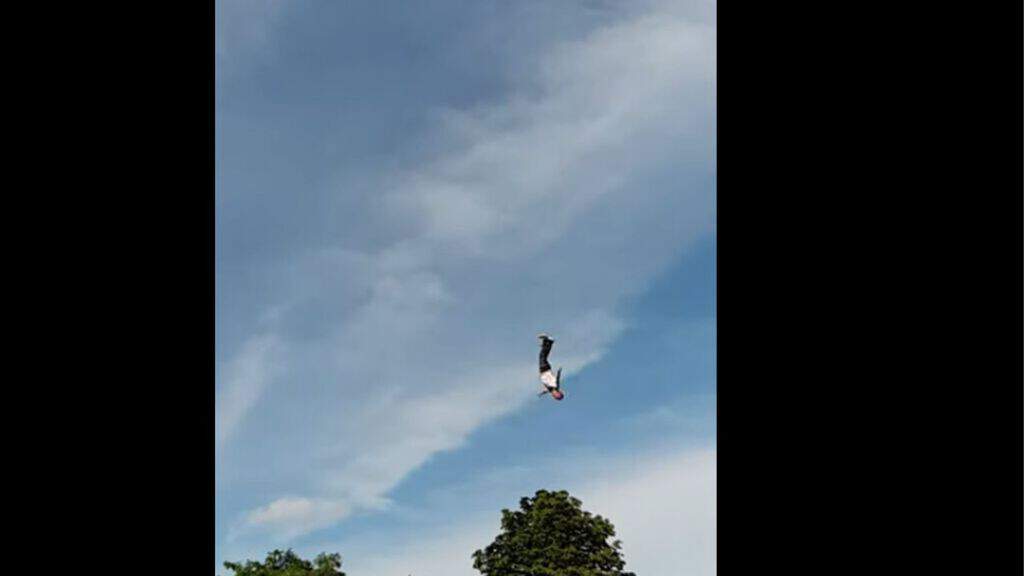 uomo precipita nel vuoto dal bunjee jumping