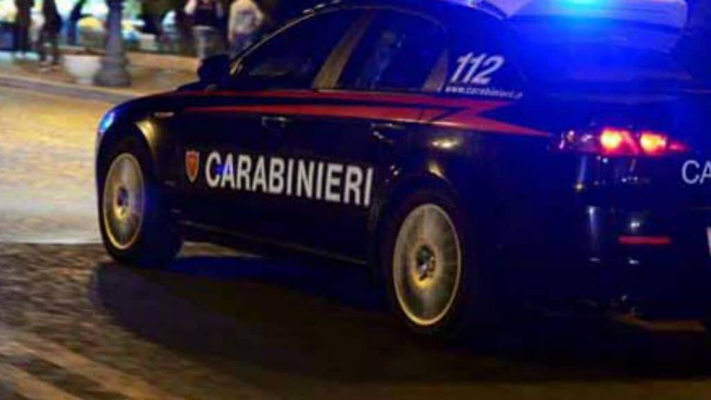 volante carabinieri in strada di notte con lampeggiante acceso