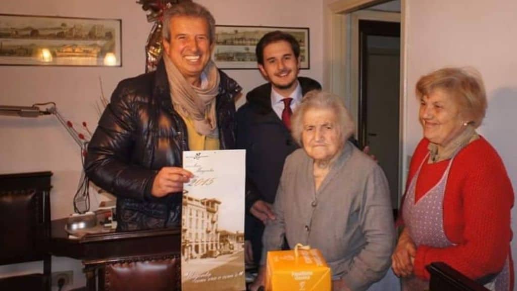 Albina Scotti, la figlia Giuditta Rolla, il vice sindaco dell'epoca e il presidente della Pro Loco di Magenta