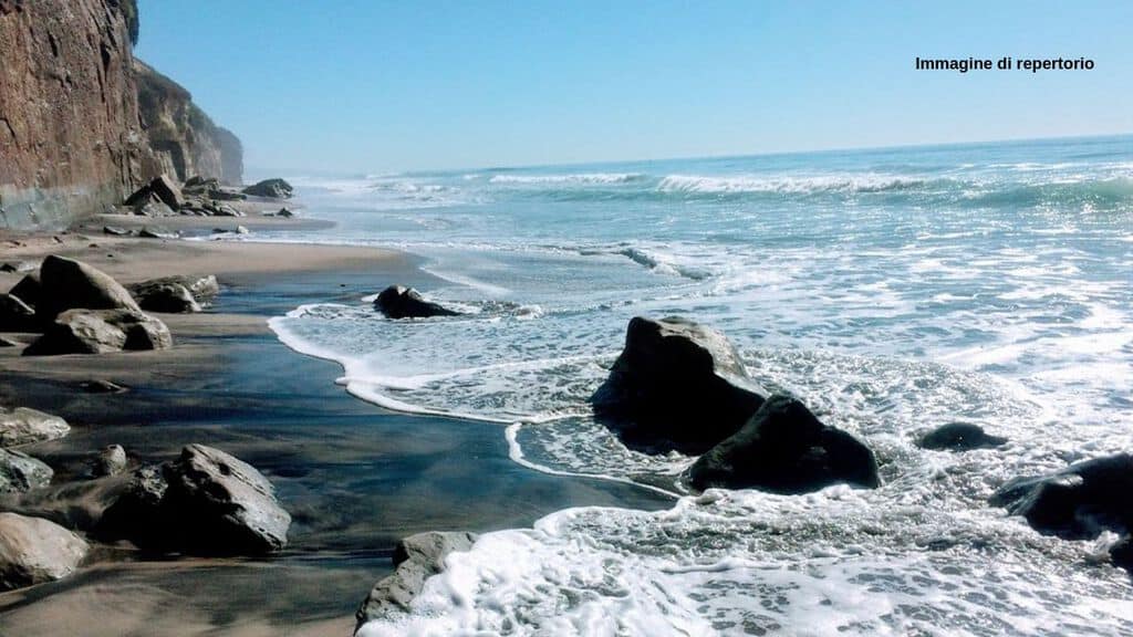 California, crolla scogliera sulla spiaggia: morti e feriti fra i bagnanti