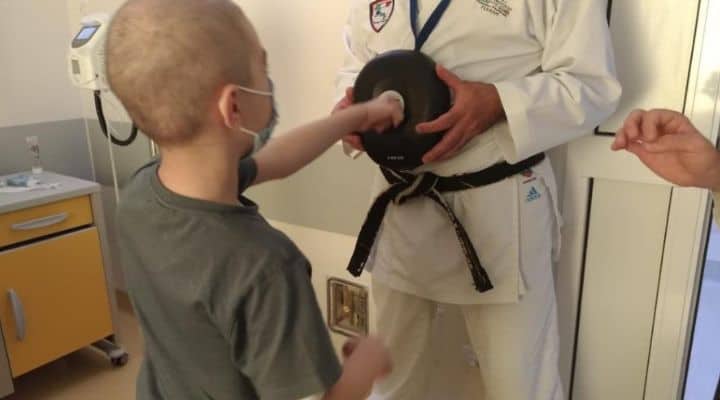 Un bimbo malato di cancro alle prese con una lezione di Karate