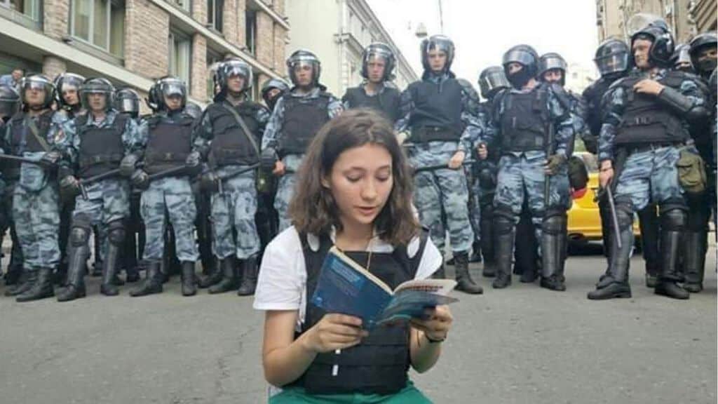 Olga Misik legge Costituzione Federazione Russa Twitter