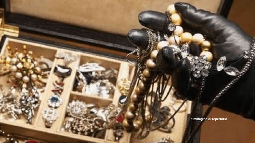 Si finge principessa ruba gioielli Immagine di repertorio