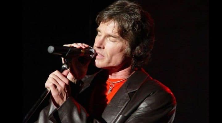 Ronn Moss mentre canta