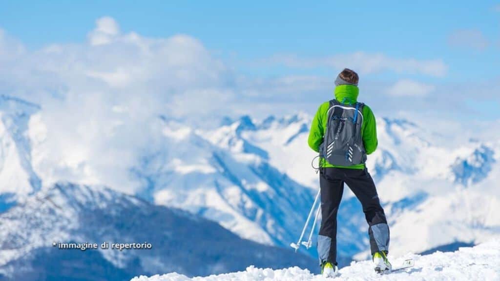 alpinista in cima alla montagna