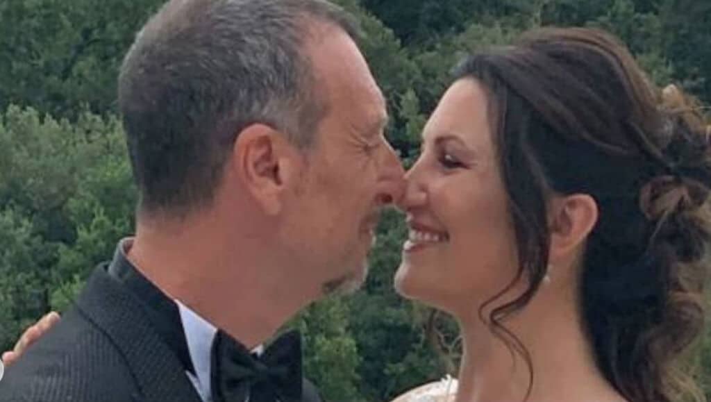 Giovanna Civitillo e Amadeus che si baciano