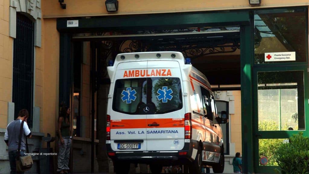 un'ambulanza fuori dal pronto soccorso