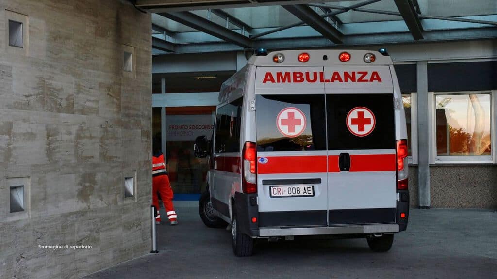 un'ambulanza che entra in pronto soccorso