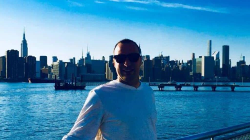 andrea zamperoni su un ponte