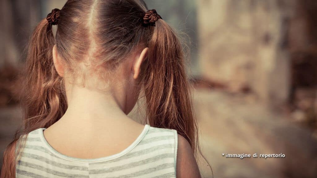 bambina girata di spalle