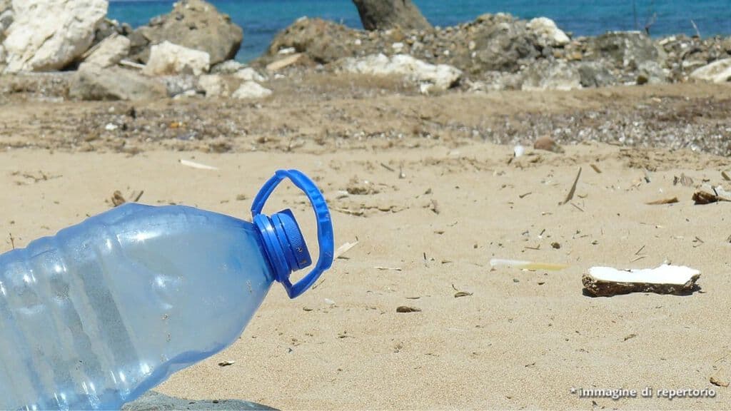 bottiglia di plastica sulla spiaggia