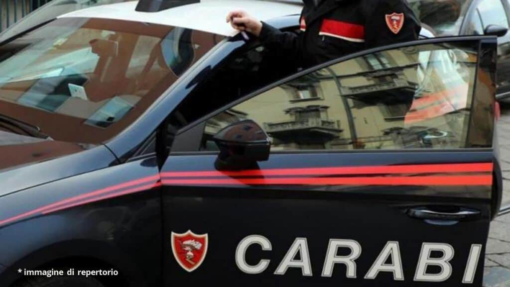 carabiniere che entra nella volante