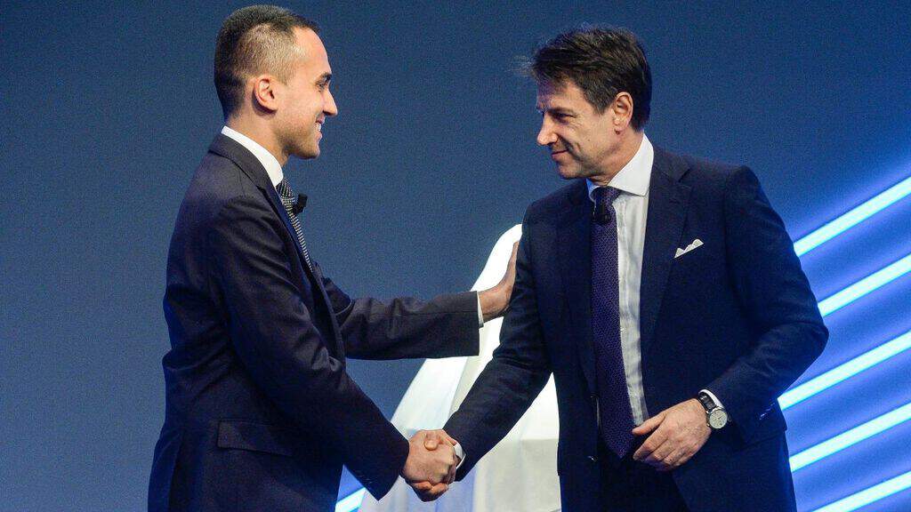 di maio e conte si stringono la mano