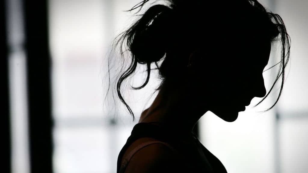 una donna di profilo