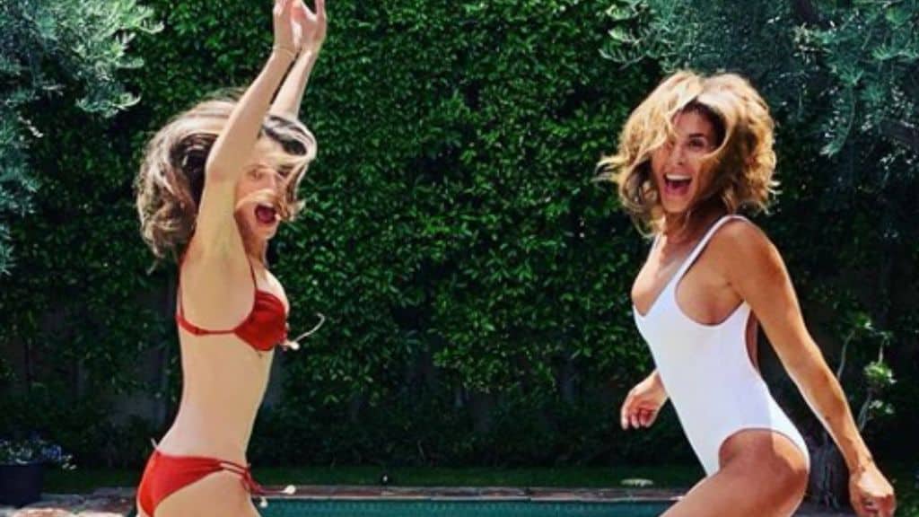 elisabetta canalis si tuffa in piscina