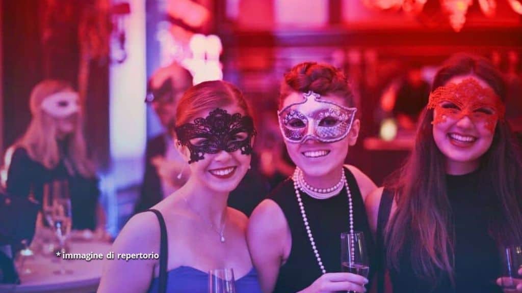 ragazze ad una festa in maschera