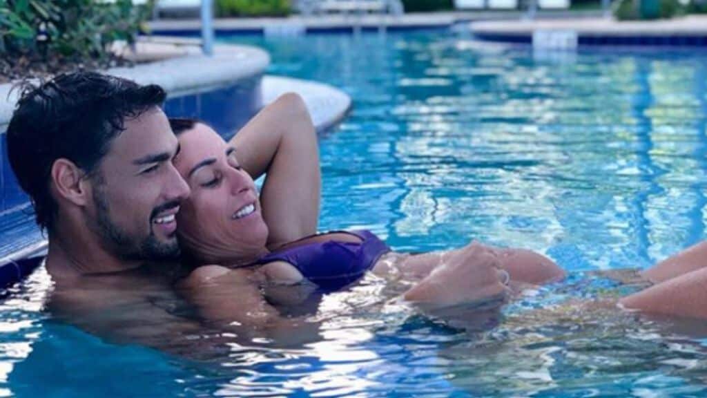 fabrio fognini e flavia pennetta abbracciati in piscina