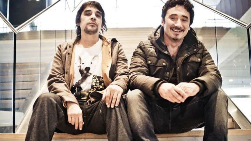 francesco zampaglione e il fratello federico seduti su una scalinata